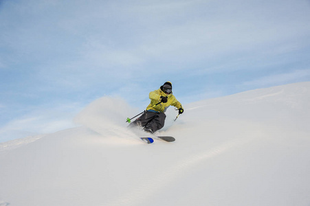 主动滑雪板滑下雪山图片