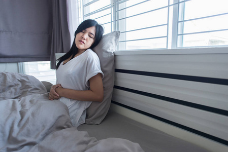 外国女性腹痛图片