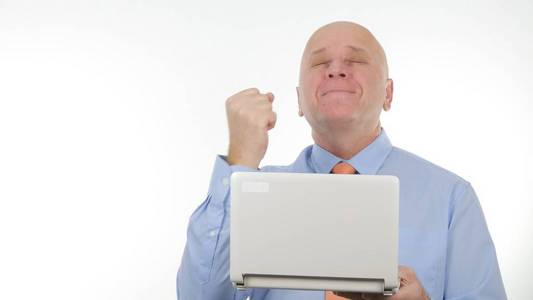 热心的商人使用笔记本电脑进行沟通和指手画脚快乐