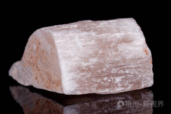 黑色背景下的宏观矿物石红色石膏