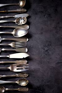 古董餐具叉子, 勺子, 刀和其他黑色背景