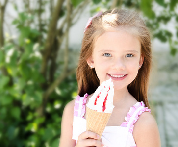 吃冰淇淋的可爱微笑的小女孩