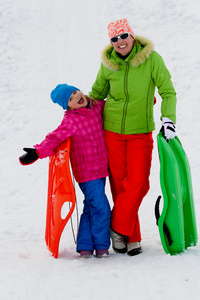 冬雪玩，好玩和家人在冬天的时候滑雪橇