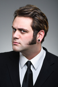 冷漠年轻的白种男人带冷漠的眼神照片