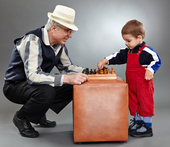 祖父和孙子下棋