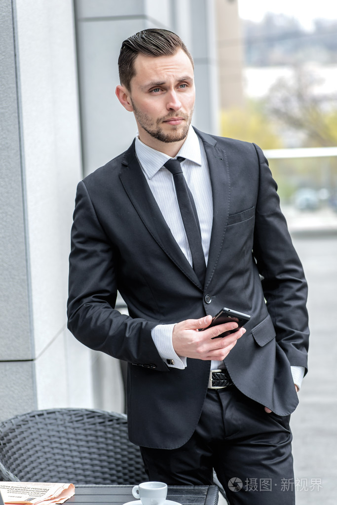 呼叫等待.年轻的商人持有细胞 ph 的正式服装