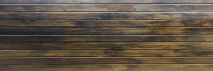 暗褐色软漆木质地表面为背景。垃圾洗木木板表模式顶部视图