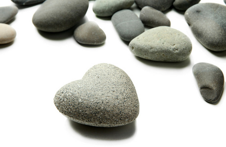 灰色的石头，在心，孤立的白色衬底上的形状
