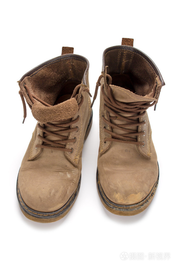 孤立在白色背景上的旧又脏靴子