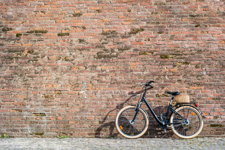 黑色复古老式自行车与旧砖墙