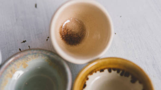 陶瓷碗为饮料特写。自制陶瓷器皿