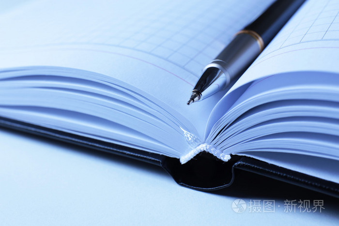 钢笔上已打开的书,关闭了