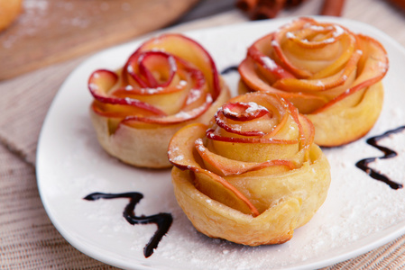与苹果美味酥形上表特写板上的玫瑰