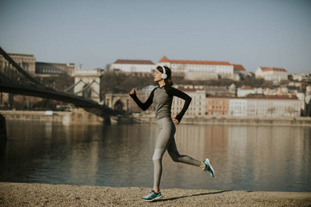 在海滨沙滩椅上放鸡尾酒的年轻女子年轻漂亮性感的女人摆在泳装比基尼