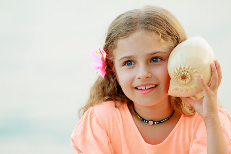 夏日海滩，夏日欢乐，可爱的女孩，与壳牌在海滩