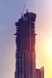 夕阳背景下建筑中的现代摩天大楼