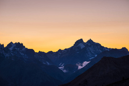 在黎明带发光巴利 des 埃 4101 米，法国的巍峨高峰的第一缕曙光高海拔高山景观