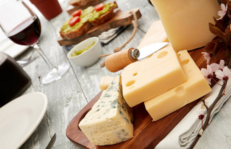 切菜板上的奶酪分类
