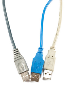 在白色背景的三个 usb 电缆的宏
