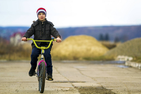 小男孩骑自行车在公园户外