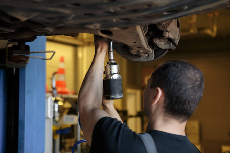 汽车修理工固定拉杆和转向系统却不能在车下。汽车维修专业服务