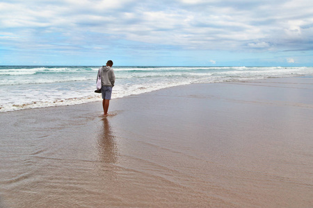 钱包在沙滩上图片