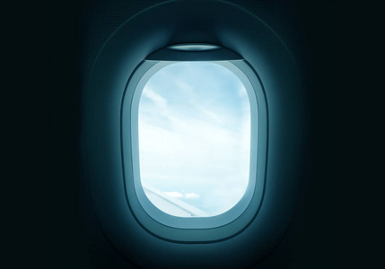 在飞行过程中通过飞机舷窗窗口寻找照片