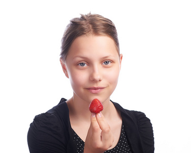 十几岁的女孩吃草莓