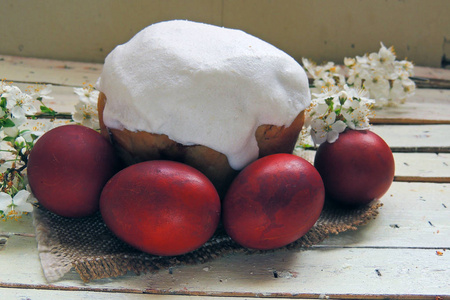 复活节蛋糕和复活节彩蛋