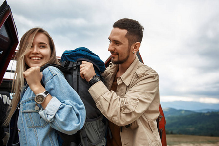 带着她的旅游背包欣喜若狂的迷人女人