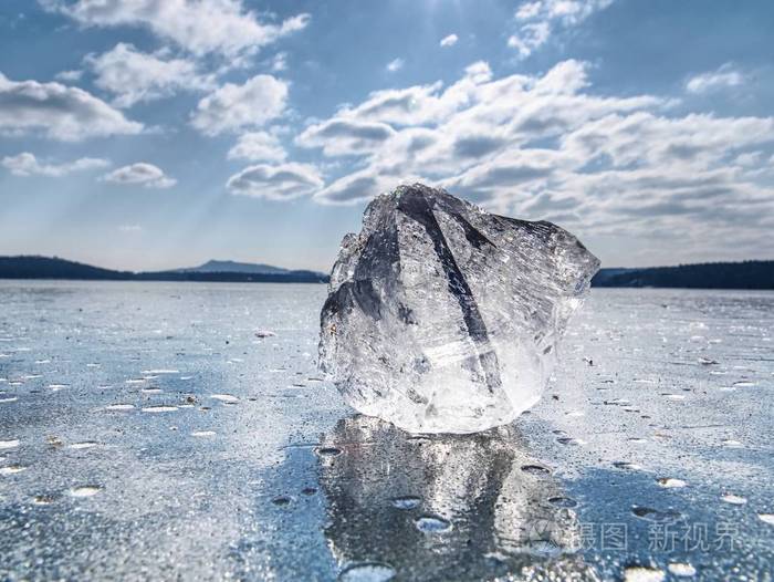锋利的一块冰.严冬的象征.太阳的光芒形成彩虹的阴影