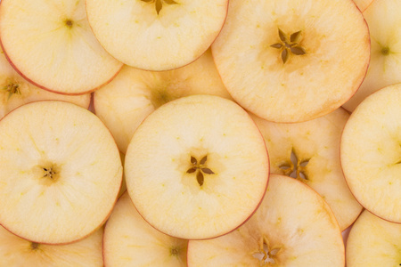 苹果切成薄片的特写照片