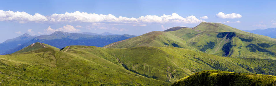 宽阔的青山山全景。喀尔巴阡山 s 山脉