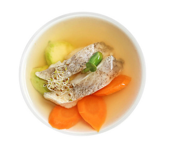 美味的清汤汤, 在碗中的鳕鱼块, 顶部视图照片