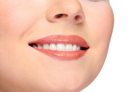 与白色背景上孤立的牙齿微笑的女人照片