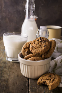 新鲜健康的牛奶和饼干在一个质朴的木材背景