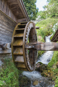 奥地利圣约翰河谷附近 Werfen 的传统木制水车