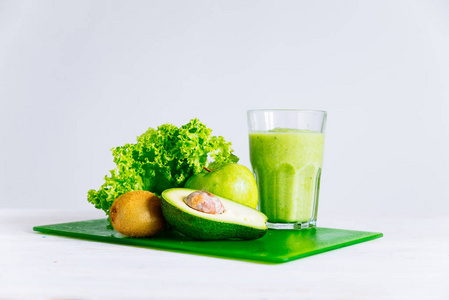 冰沙的绿色成分。健康食品概念