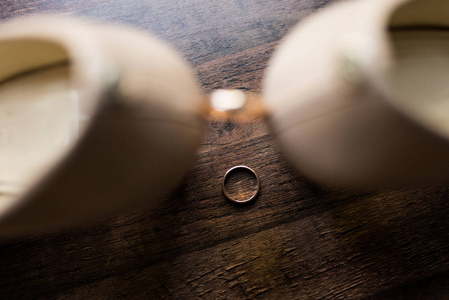 婚礼金戒指的焦点在于木背上另一枚结婚戒指新娘的鞋子。环