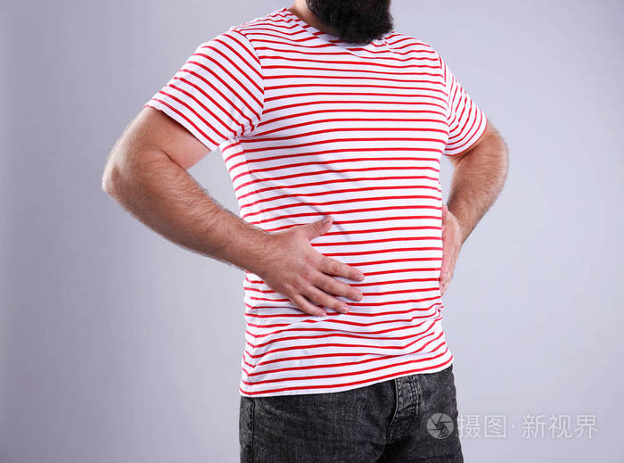 灰色背景的胖子, 特写.减肥