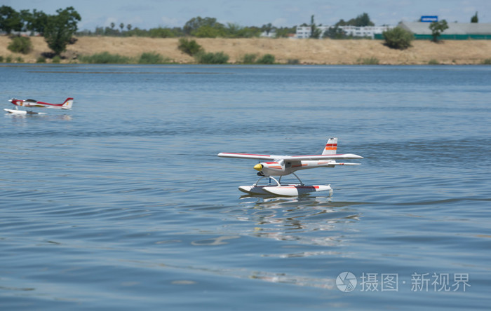 钢筋混凝土水上飞机在水面上着陆