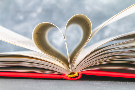 书的书页在红色的封面是以一颗心的形式做成的。情人节的概念
