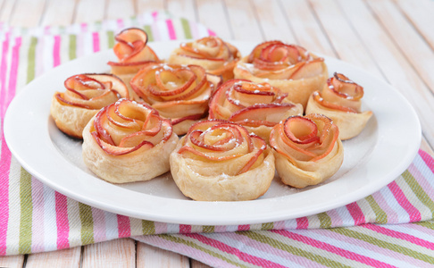 与苹果美味酥形上表特写板上的玫瑰