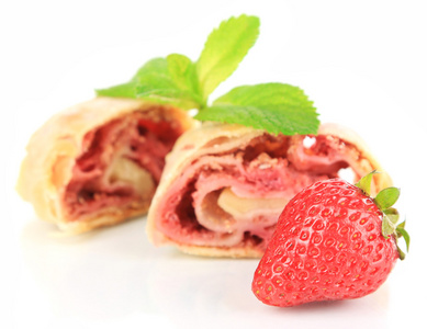 新鲜的草莓和薄荷叶上白色孤立的美味自制馅