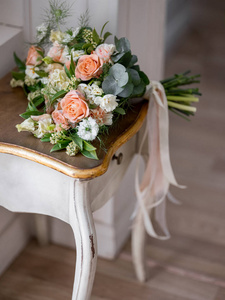 特写照片美丽的婚礼花束在老式木桌背景
