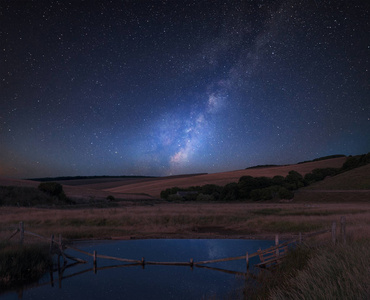 令人惊叹的充满活力的银河综合图像在英国乡村景观
