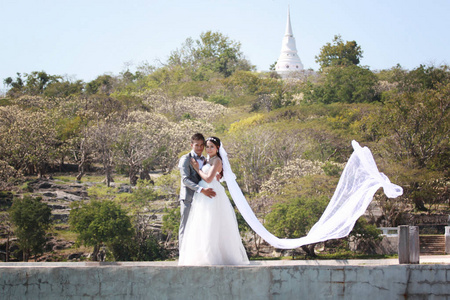 亚洲情侣在婚前拍照是在 Koh 前婚礼