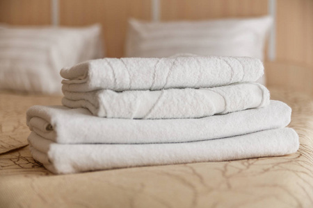 卧室内床上的白色酒店毛巾栈