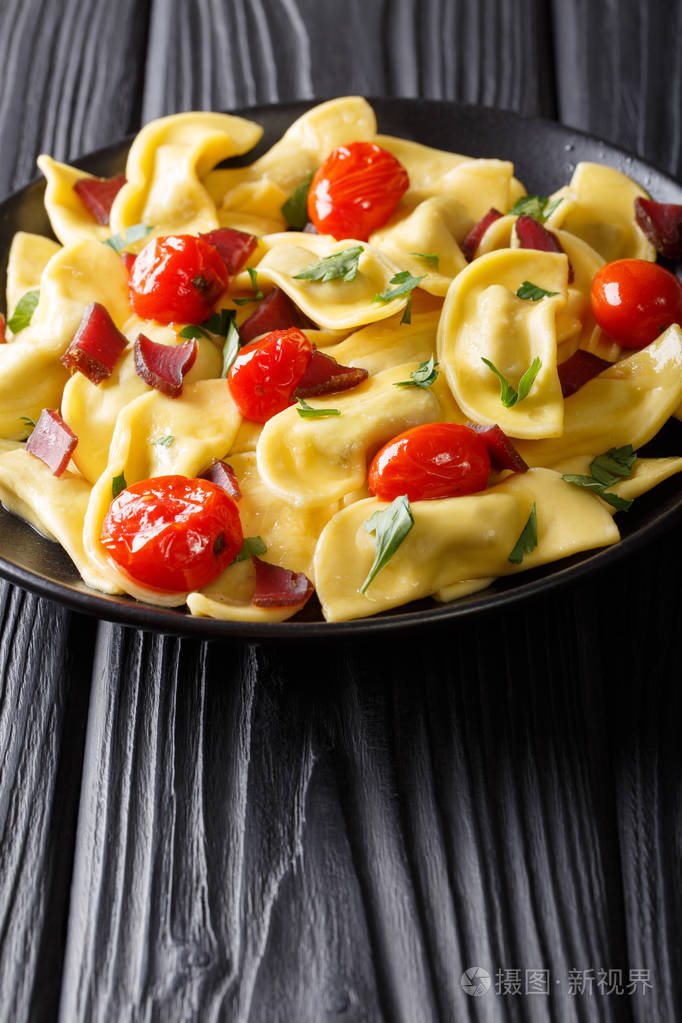 意大利饺子 casoncelli 馅火腿配樱桃番茄