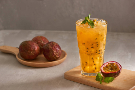 杯鲜饮果汁茶照片